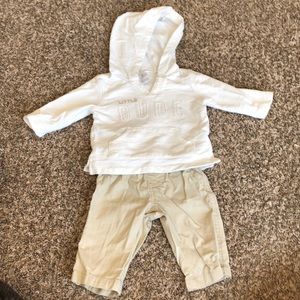 Carter’s hooded outfit